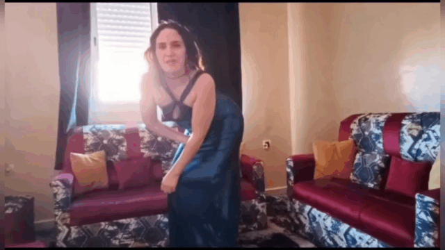 رقص منزلي بالازرق الضيق